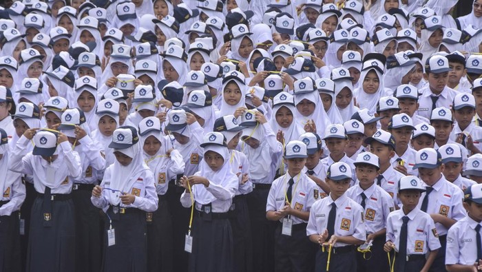 Hari ini anak-anak di berbagai daerah memulai hari pertama mereka bersekolah. Begini potretnya.