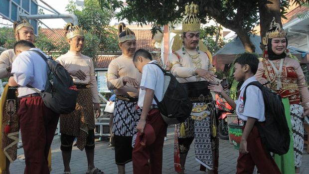 Sejumlah guru mengenakan kostum wayang saat menyambut sejumlah pelajar pada hari pertama masuk sekolah di SD Negeri Kaliasin I, Surabaya, Jawa Timur, Senin (15/7/2024). Hari pertama masuk sekolah, sejumlah pelajar dan tenaga pendidik mengenakan pakaian adat, wayang dan super hero. ANTARA FOTO/Didik Suhartono/Spt.