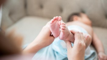 Bayi tak merasakan sakit: Dulu, diyakini bayi tidak dapat merasakan sakit, sehingga sering dioperasi tanpa anestesi. Dokter menggunakan obat pelemas otot dengan efek melumpuhkan untuk menghentikan gerakan bayi. Artinya, meski tak bergerak atau menangis saat dioperasi, mereka masih dapat melihat, mendengar, dan merasakan segala sesuatu yang dilakukan. Kepercayaan bahwa bayi di bawah usia 15 bulan tak merasa sakit diterima secara luas hingga akhir 1980-an. Foto: Getty Images/BongkarnThanyakij