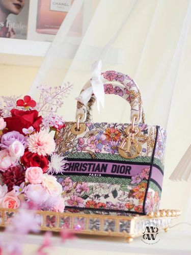 Ini isi seserahan di acara lamaran pasangan Novandra & Daffana Ini isi seserahan di acara lamaran pasangan Novandra & Daffana viral di media sosial.