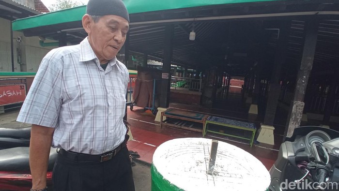 Jam bencet di Masjid Agung Sang Cipta Rasa