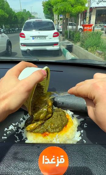 Jijik! Pria Ini Makan Makanan yang Disajikan di Dashboard Mobil
