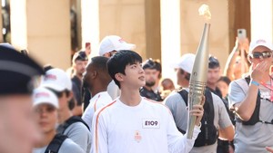 Jin membawa obor Olimpiade dari persimpangan Avenue Rivoli ke Place Carrousel di Paris, Prancis. Jin kemudian menyerahkan api obor Olimpiade ke mantan atlet nasional Prancis, Sandra Laoura, di depan Louvre. (Foto: dok. BIGHIT MUSIC)