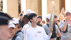Foto Jin BTS Jadi Pembawa Relay Obor Olimpiade Paris 2024 Foto Jin BTS Jadi Pembawa Relay Obor Olimpiade Paris 2024