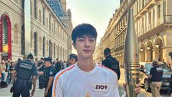 Foto Jin BTS Jadi Pembawa Relay Obor Olimpiade Paris 2024 Foto Jin BTS Jadi Pembawa Relay Obor Olimpiade Paris 2024