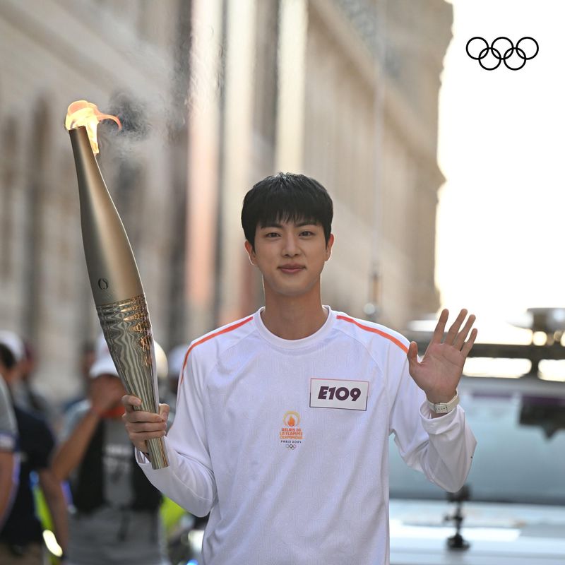 Jin BTS menjadi pembawa obor di Olimpiade Paris 2024