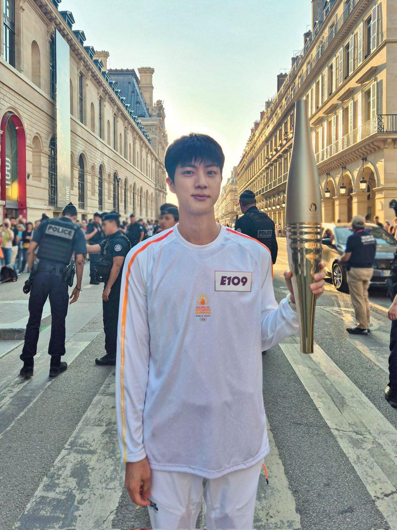 Jin BTS menjadi pembawa obor di Olimpiade Paris 2024