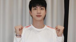 Foto Jin BTS Jadi Pembawa Relay Obor Olimpiade Paris 2024 Foto Jin BTS Jadi Pembawa Relay Obor Olimpiade Paris 2024