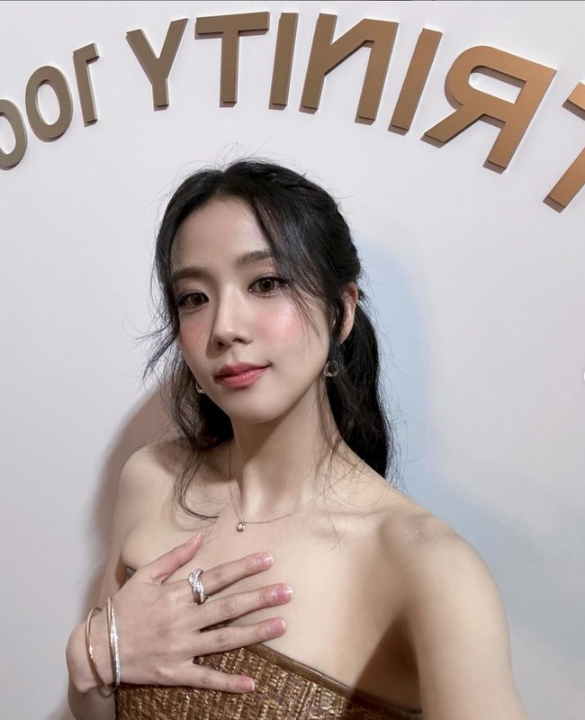 Penampilannya juga seksi dengan busana tanpa tali yang menonjolkan bahu indahnya. Sebagai pelengkap penampilan, pelantun lagu ‘Flower’ ini mengenakan satu set perhiasan dari koleksi Cartier Trinity mulai dari anting, kalung, cincin hingga gelang. Foto: Instagram/@sooyaaa__