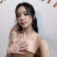 Penampilannya juga seksi dengan busana tanpa tali yang menonjolkan bahu indahnya. Sebagai pelengkap penampilan, pelantun lagu ‘Flower’ ini mengenakan satu set perhiasan dari koleksi Cartier Trinity mulai dari anting, kalung, cincin hingga gelang. Foto: Instagram/@sooyaaa__