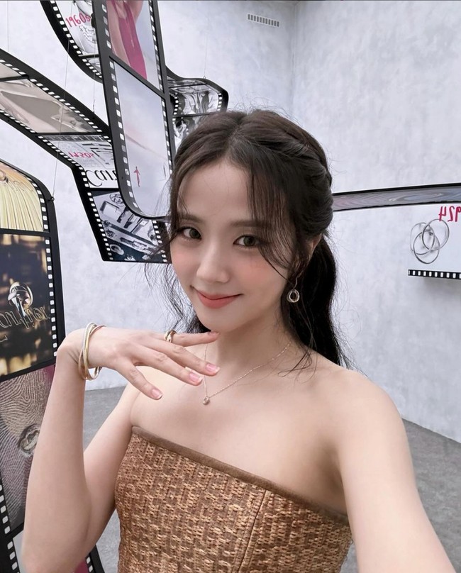 “Starry starry night in Singapore with Trinity #Trinity100Celebration #CartierTrinity @Cartier,” tulisnya di keterangan foto Instagram. Foto: Instagram/@sooyaaa__