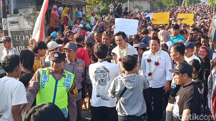 Joko Suranto bersama Baim Wong meresmikan Taman JOSS di Grobogan, Senin (15/7/2024).