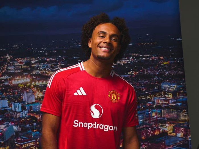 MANCHESTER, ENGLAND - JULY 14: (EXCLUSIVE COVERAGE) Joshua Zirkzee of Manchester United poses after signing for the club at Carrington Training Ground on July 14, 2024 in Manchester, England. (Photo by Manchester United/Manchester United via Getty Images)