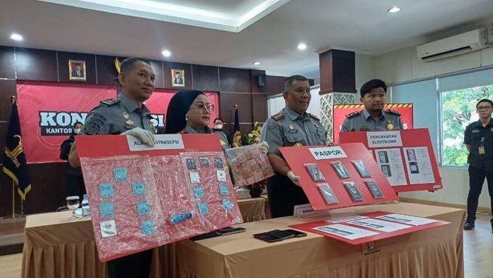 Jumpa pers pengungkapan enam orang Warga Negara Asing (WNA) pelaku prostitusi dalam jaringan (online) di Kantor Imigrasi Kelas I Khusus Non TPI Jakarta Barat, Senin (15/7/2024). (ANTARA/Risky Syukur)