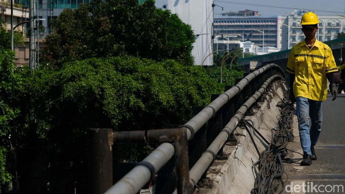 Petugas memotong kabel semrawut di Flyover Tendean, Jakarta. Penertiban ini guna mewujudkan wilayah bebas kabel udara untuk memberikan kenyamanan seluruh warga.