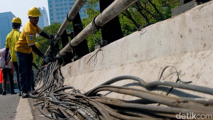 Kabel Semrawut di Flyover Tendean Ditertibkan Petugas memotong kabel semrawut di Flyover Tendean, Jakarta. Penertiban ini guna mewujudkan wilayah bebas kabel udara untuk memberikan kenyamanan seluruh warga.