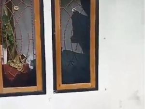 Detik-detik Perusakan Rumah Dinas Ketua DPRD Maltra hingga Anak Istri Terluka