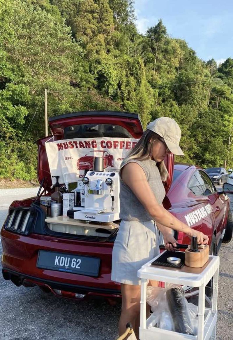Kakak-Adik Tinggalkan Gaji Besar Demi Bisnis Kopi Pinggir Jalan