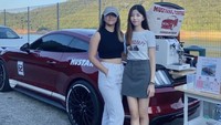 Kakak beradik di Malaysia, Rochelle dan Leah dulunya kerja kantoran. Mereka memiliki gaji fantastis yaitu minimal SGD 100.000 atau sekitar Rp 1,2 miliar per tahun! Foto: Weird Kaya