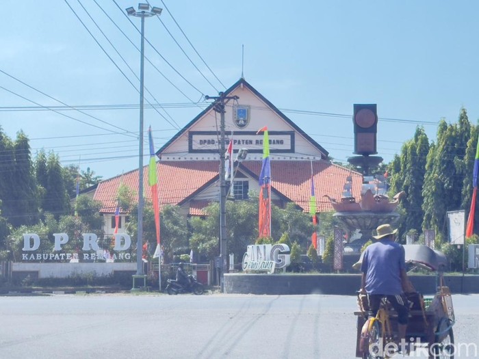 Kantor DPRD Rembang dan Kantor KPU Rembang, Senin (15/7/2024).