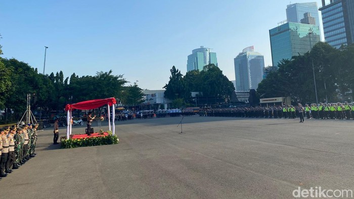 Kapolda Metro Jaya Irjen Karyoto memimpin apel pasukan Operasi Patuh Jaya 2024.