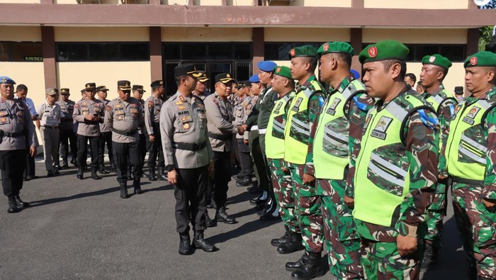 Kapolres Bojonegoro AKBP Mario Prahatinto cek personel