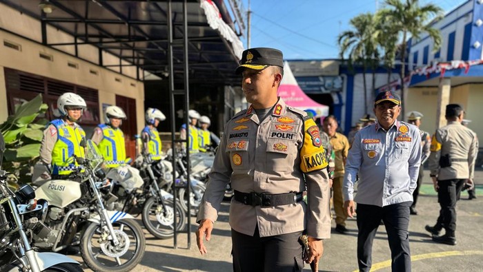Kapolres Kediri Kota AKBP Bramastyo Priaji mengecek personel