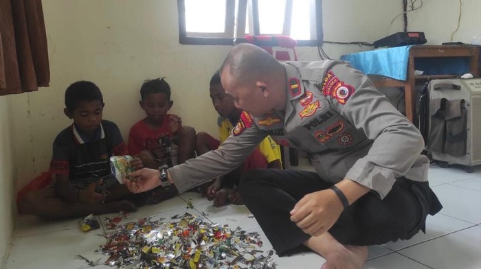 Kapolsek Manipa, Ipda Edwin Richardo Mangare saat ajarkan anak dan remaja membuat eco pillow.