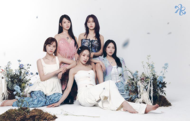 Foto comeback KARA untuk single digital I DO I DO.
