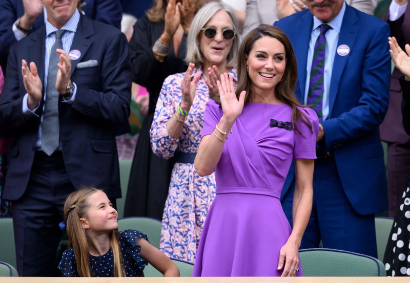 Kate Middleton dan Putri Charlotte di Wimbledon LONDON, ENGLAND - JULY 14: Princess Charlotte of Wales and Catherine, Princess of Wales court-side of Centre Court during the men's final on day fourteen of the Wimbledon Tennis Championships at the All England Lawn Tennis and Croquet Club on July 14, 2024 in London, England. (Photo by Karwai Tang/WireImage)