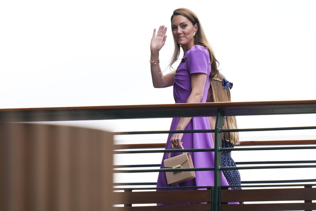 Kate Middleton kembali menyapa publik dengan menghadiri pertandingan Wimbledon pada Minggu (14/7/2024). Ia datang untuk menyaksikan Novac Djokovic berhadapan dengan Carlos Alcaraz di final tunggal putra. Foto: AP/Kirsty Wigglesworth