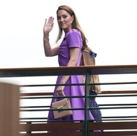 Kate Middleton kembali menyapa publik dengan menghadiri pertandingan Wimbledon pada Minggu (14/7/2024). Ia datang untuk menyaksikan Novac Djokovic berhadapan dengan Carlos Alcaraz di final tunggal putra. Foto: AP/Kirsty Wigglesworth