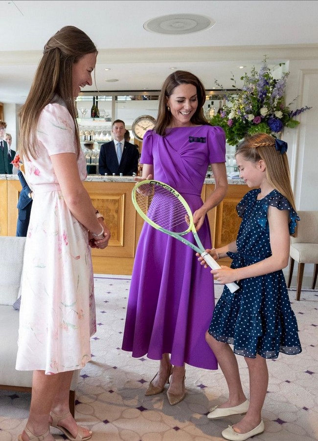 Gaun berpotongan A-line ini memiliki detail drapery yang atraktif di bagian korset, mengaksentuasi tubuh ramping Kate Middleton dengan kesan elegan. Terdapat pita ungu-hitam di dada yang mempermanis penampilannya. Foto: Instagram/@princeandprincessofwales