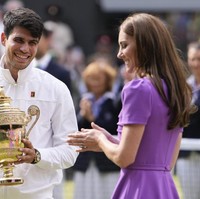 Selain menonton pertandingan, Kate Middleton juga hadir untuk menyerahkan trofi kemenangan kepada dua finalis. Pertandingannya sendiri dimenangkan oleh petennis Carlos Alcaraz. Foto: AP/Kirsty Wigglesworth