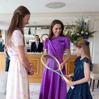 Gaun berpotongan A-line ini memiliki detail drapery yang atraktif di bagian korset, mengaksentuasi tubuh ramping Kate Middleton dengan kesan elegan. Terdapat pita ungu-hitam di dada yang mempermanis penampilannya. Foto: Instagram/@princeandprincessofwales