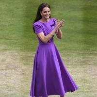 Calon ratu Inggris ini memadukan gaunnya yang sudah berwarna mencolok dengan sepasang pump shoes warna nude untuk menyeimbangkan penampilan. Foto: AP/Kirsty Wigglesworth