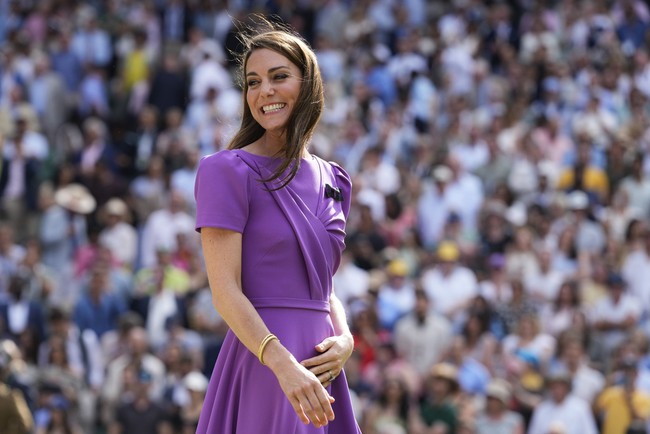 Wanita 42 tahun ini tampil segar mengenakan gaun warna lilac dari koleksi brand Safiyaa London. Gaun bernama Cecilia ini mengusung model ultra-feminin dengan aksen puff pada bagian lengan. Foto: AP/Kirsty Wigglesworth