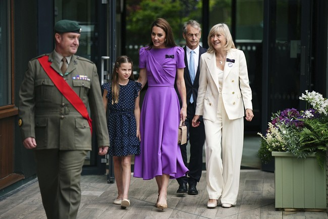 Kate Middleton tampak hadir bersama anak keduanya, Putri Charlotte, yang tampil sederhana berbalut ruffle dress polka dot dan flat shoes. Foto: AP/Aaron Chown