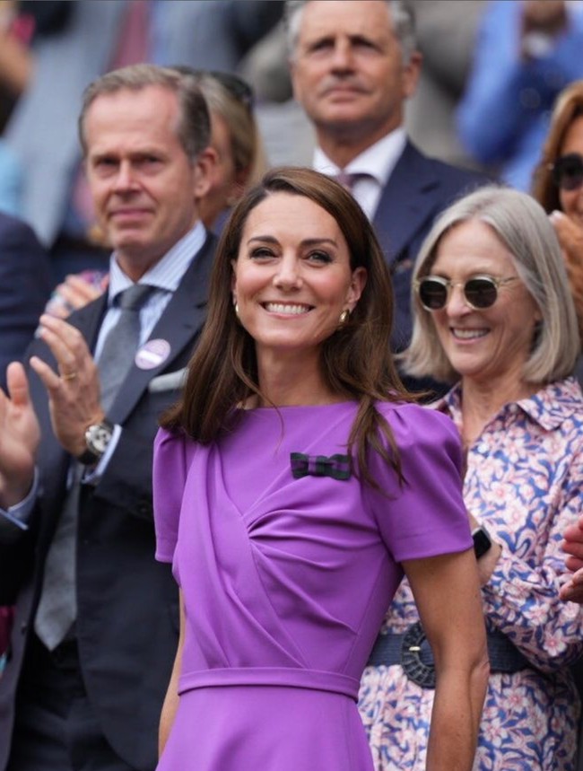 Seperti penampilan biasanya, Kate Middleton mengenakan makeup bernuansa pink-nude. Sementara rambutnya dibiarkan tergerai dan ditata bervolume. Foto: Instagram/@princeandprincessofwales