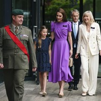 Kate Middleton tampak hadir bersama anak keduanya, Putri Charlotte, yang tampil sederhana berbalut ruffle dress polka dot dan flat shoes. Foto: AP/Aaron Chown