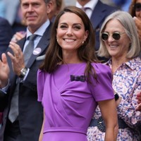Seperti penampilan biasanya, Kate Middleton mengenakan makeup bernuansa pink-nude. Sementara rambutnya dibiarkan tergerai dan ditata bervolume. Foto: Instagram/@princeandprincessofwales