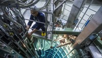 Reaktor serba guna G.A Siwabessy milik Badan Riset dan Inovasi Nasional (BRIN) adalah reaktor riset tipe kolam dengan bahan bakar uranium silisida yang kapasitas 30 MWth.  