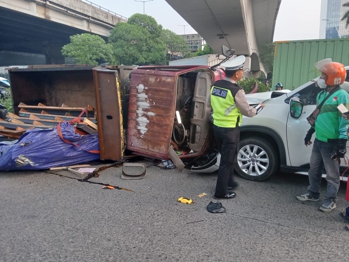 Tabrakan Beruntun di Flyover Jakut: Truk Tabrak Mobil dan Motor, Akibatkan Kerusakan Parah