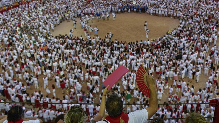 Kemeriahan Adu Banteng di Negeri Matador Attendees sing in the bullring during the final day of the San Fermin Festival in Pamplona, northern Spain, Sunday, July 14, 2024. Revellers from around the world flock to Pamplona every year for nine days of uninterrupted partying in Pamplona's famed running of the bulls festival. (AP Photo/Alvaro Barrientos)