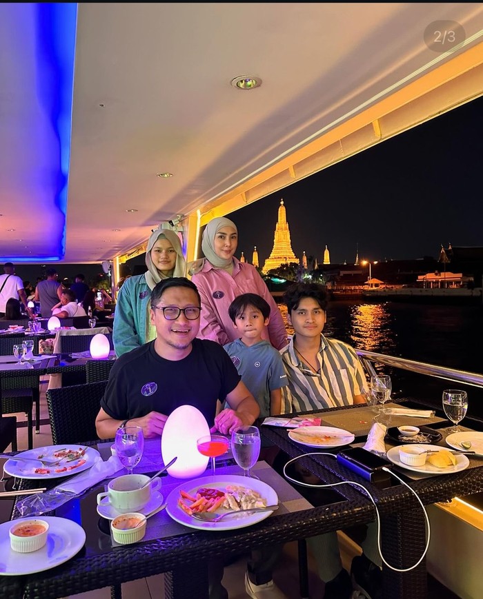 Keseruan Arie Untung Saat Makan Bareng Istri hingga Cicip Durian Bareng Teman Keseruan Arie Untung Saat Makan Bareng Istri hingga Cicip Durian Bareng Teman