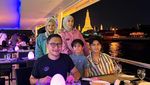 Keseruan Arie Untung Saat Makan Bareng Istri hingga Cicip Durian Bareng Teman