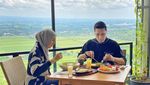 Keseruan Arie Untung Saat Makan Bareng Istri hingga Cicip Durian Bareng Teman
