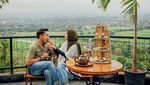 Keseruan Arie Untung Saat Makan Bareng Istri hingga Cicip Durian Bareng Teman