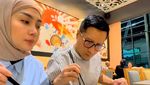 Keseruan Arie Untung Saat Makan Bareng Istri hingga Cicip Durian Bareng Teman
