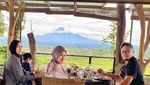 Keseruan Arie Untung Saat Makan Bareng Istri hingga Cicip Durian Bareng Teman